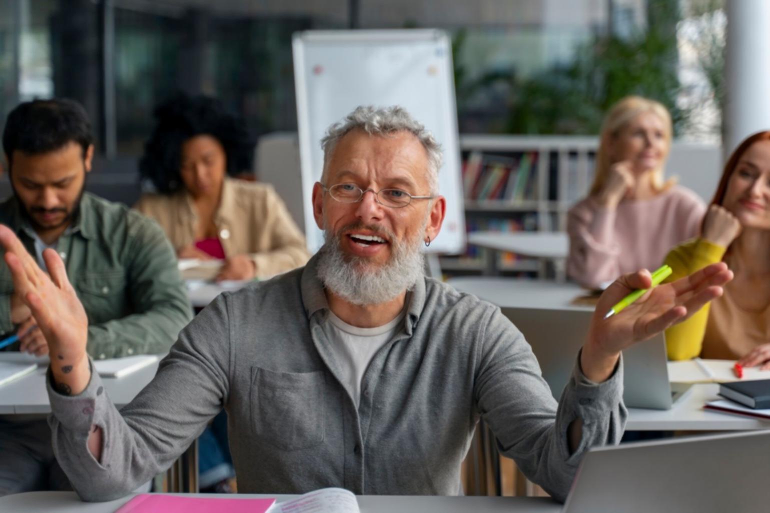 Modernes Büro mit Fokus auf Teamarbeit und digitale Prozesse