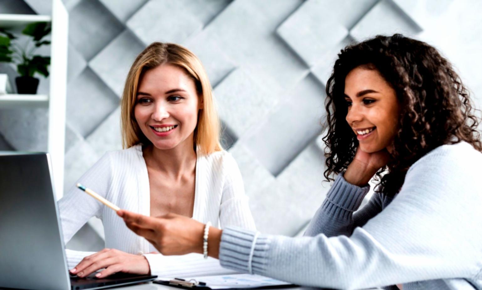 Team bei der Arbeit mit Personalverwaltungssoftware